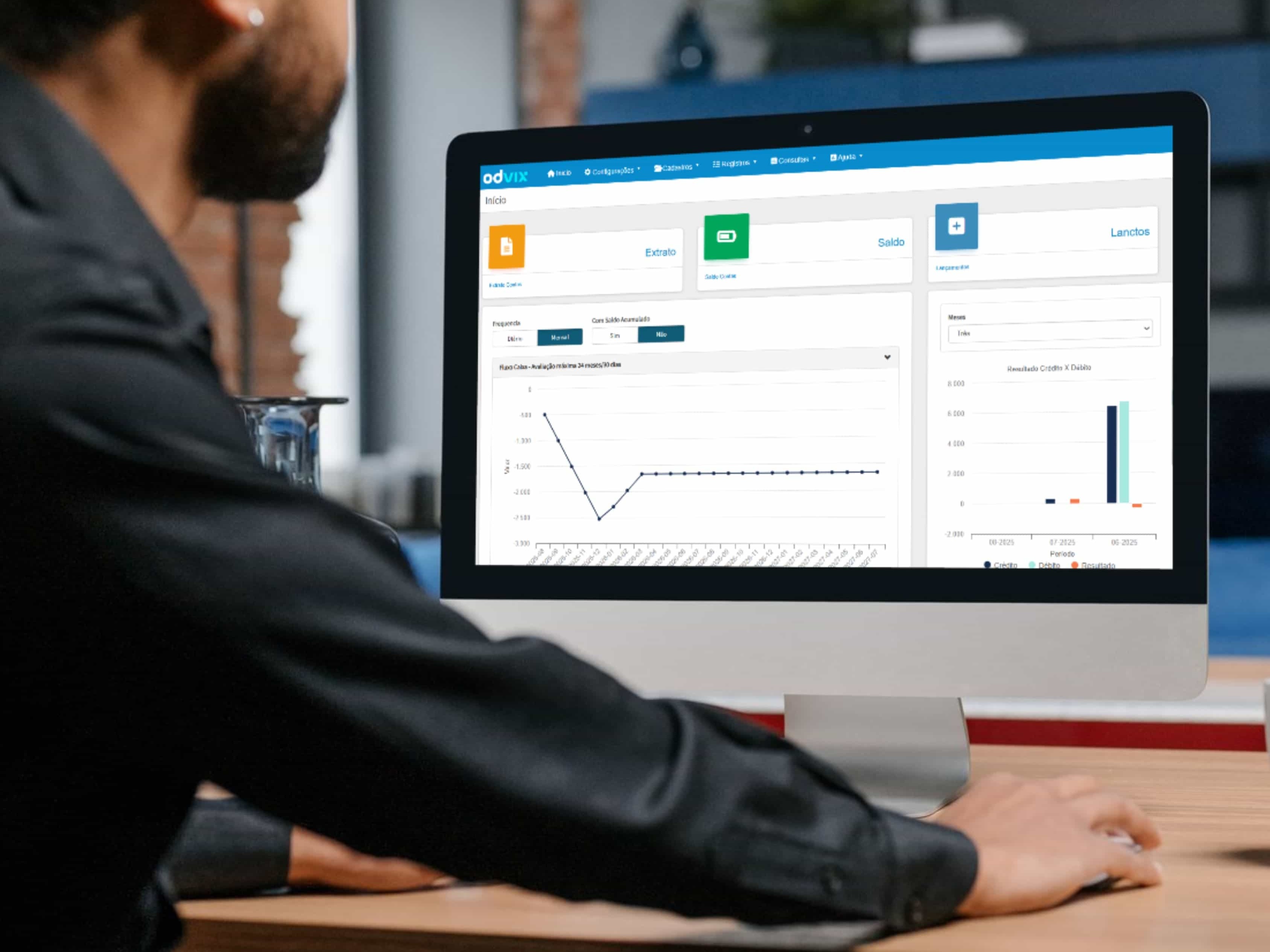 Homem utilizando sistema de gestão Odvix no computador